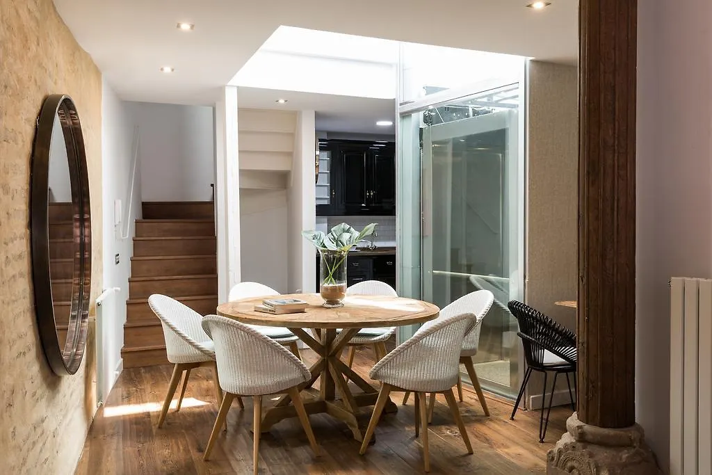 Puerta Catedral Art Gallery Apartment Seville